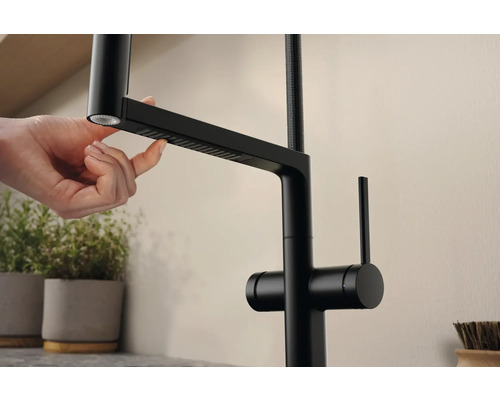 Schwarzer Küchenarmatur mit ausziehbarer Brause