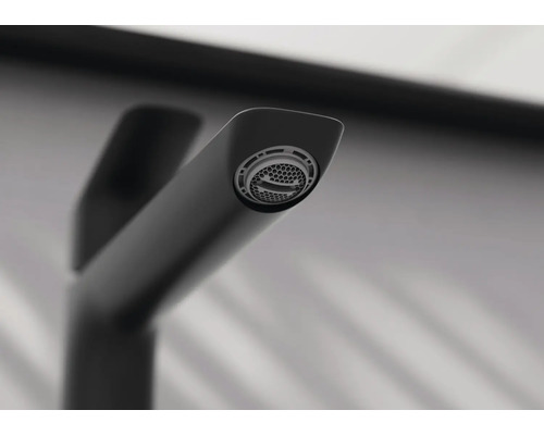 Nahaufnahme eines schwarzen Wasserhahns