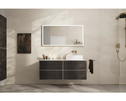 Modernes Badezimmer mit Waschbeckenunterschrank, Spiegel mit Beleuchtung und Duscharmatur.