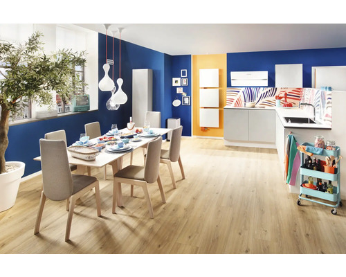 Esszimmer mit Esstisch, Stühlen und Küchenbereich in hellem und freundlichem Design.
