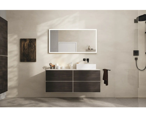 Badezimmer mit Waschtischunterschrank, Aufsatzwaschbecken, LED-Spiegel und Dusche