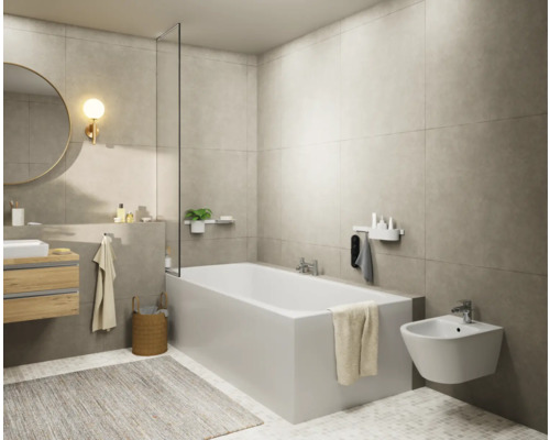 Helles Badezimmer mit Badewanne, Bidet, Spiegel und Waschtisch.