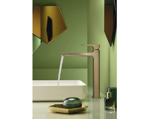 Modernes Badezimmer mit Armatur, Waschbecken und Spiegel