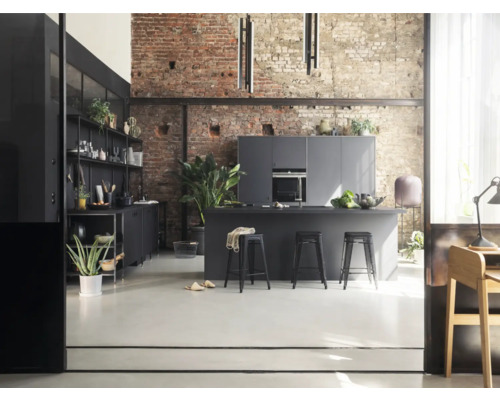 Helle Küche im Loftstil mit Kücheninsel, Barhockern und Regalen vor einer Ziegelwand