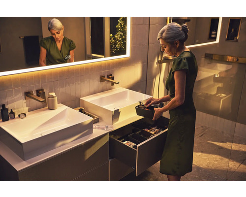 Modernes Badezimmer mit zwei Waschbecken und einer Frau, die eine Schublade öffnet