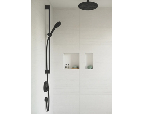 Duschsystem mit Kopfbrause und Handbrause an einer weißen Wand