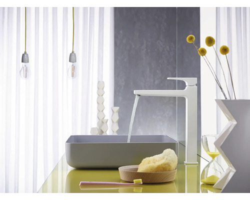 Modernes Badezimmerwaschbecken mit Wasserhahn und Accessoires