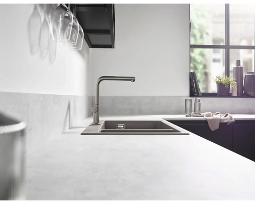 Küchenspüle mit Armatur in einer modernen Küche