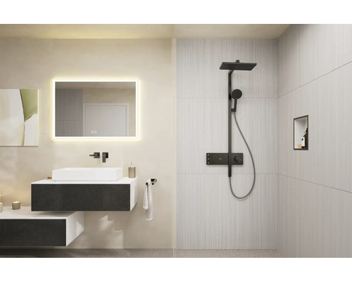 Modernes Badezimmer mit Waschtisch, beleuchtetem Spiegel und Duschsystem