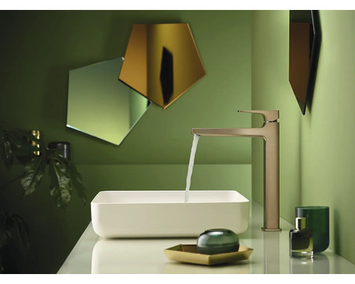 Modernes Badezimmer mit Aufsatzwaschbecken, Armatur und geometrischen Spiegeln