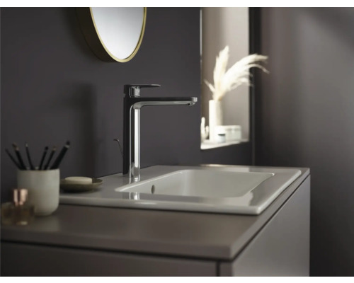 Modernes Badezimmer mit Waschbecken, Armatur und Spiegel