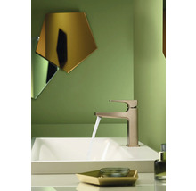 Badezimmer Waschbecken mit Armatur und geometrischen Spiegeln