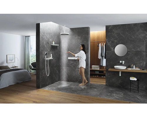 Offener Wohnbereich mit Dusche, Waschbecken und Schlafbereich.
