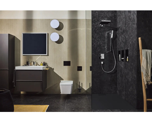 Modernes Badezimmer mit Waschtisch, Spiegel, Toilette und Dusche