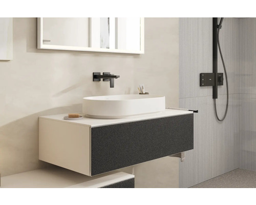 Modernes Badezimmer mit Aufsatzwaschbecken, Waschtischunterschrank und Duscharmatur