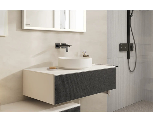 Modernes Badezimmer mit Waschtisch, Aufsatzwaschbecken, Armatur, Spiegel und Dusche