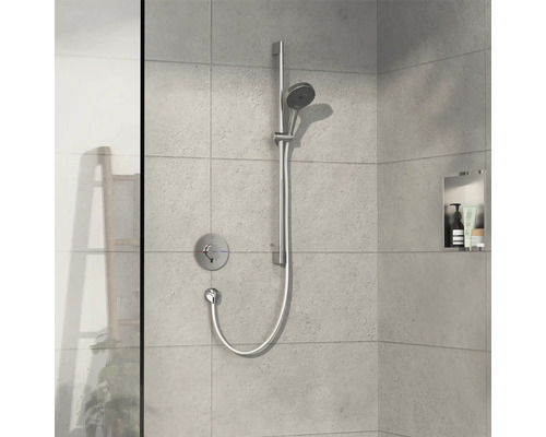 Duscharmatur mit Handbrause an grauer Badezimmerwand