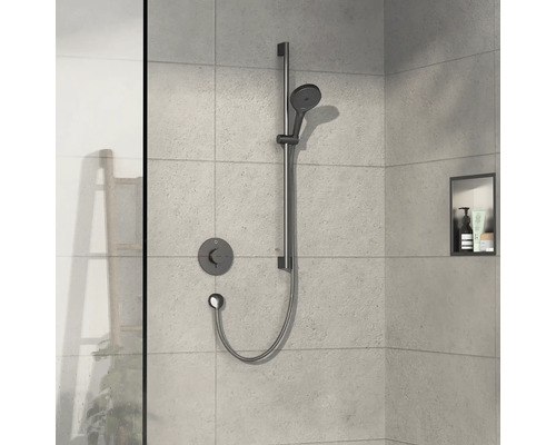 Brausegarnitur mit Handbrause und Brausestange im Badezimmer