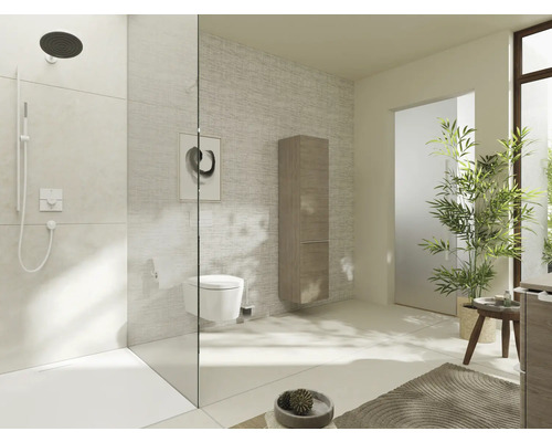 Badezimmer mit Dusche, Toilette, Waschbecken und Badmöbeln in hellem Design