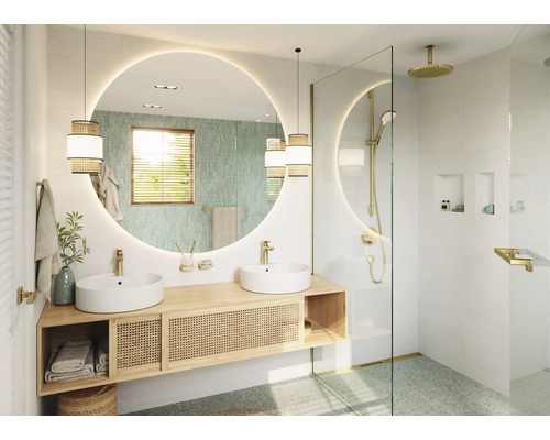 Badezimmer mit Doppelwaschbecken, Spiegel mit Hintergrundbeleuchtung und Dusche mit Glaswand