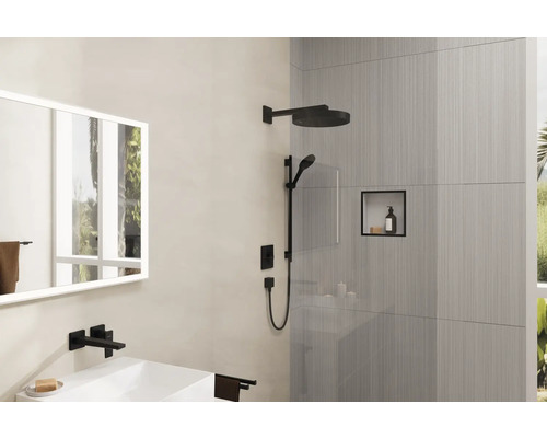 Modernes Badezimmer mit Dusche, Waschbecken und Spiegel