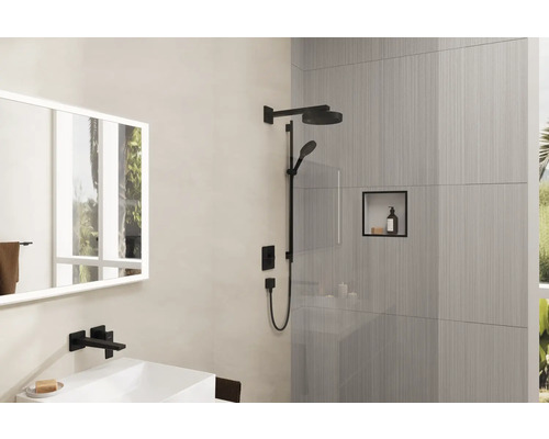 Modernes Badezimmer mit Dusche, Waschbecken und Spiegel für ein helles und organisiertes Ambiente.