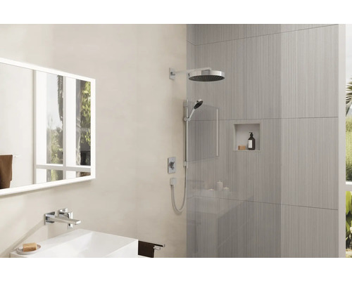 Modernes Badezimmer mit Dusche, Waschbecken und Spiegel