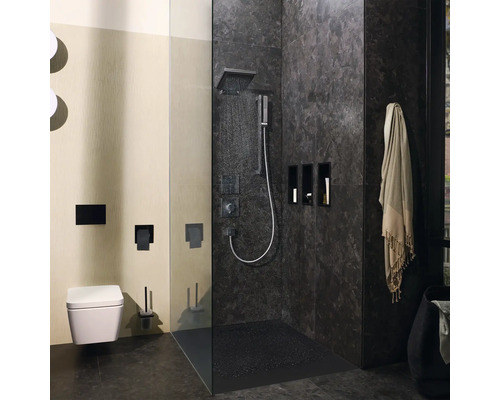 Modernes Badezimmer mit Dusche, Toilette und Handtuch