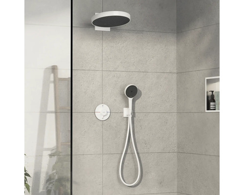 Duscharmatur mit Kopfbrause, Handbrause und Thermostat in modernem Badezimmer