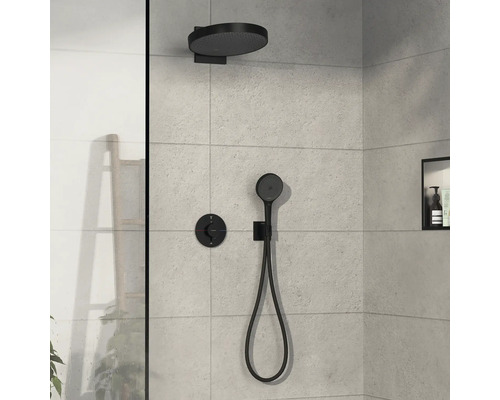 Duschset mit Kopfbrause, Handbrause und Thermostatarmatur im Badezimmer