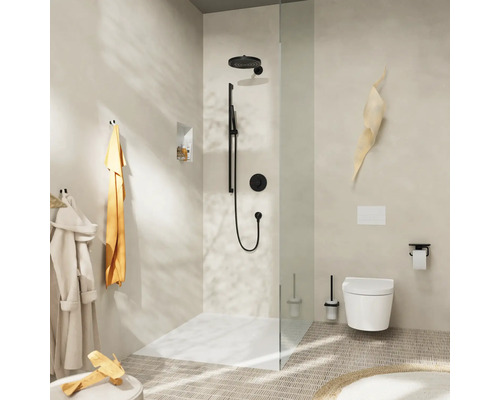 Modernes Badezimmer mit Dusche, Toilette und Badaccessoires