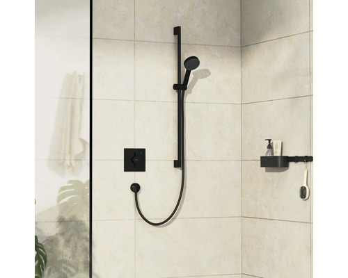 Duscharmatur mit Brausestange und Ablage an gefliester Wand