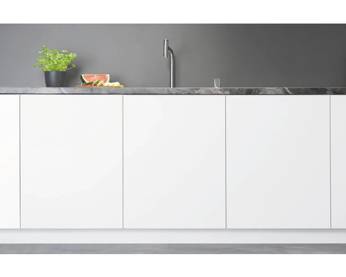 Moderne Küche mit Spüle, Armatur, Arbeitsplatte und weißen Schränken.