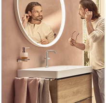 Modernes Badezimmer mit Waschtisch, Spiegel und Armatur