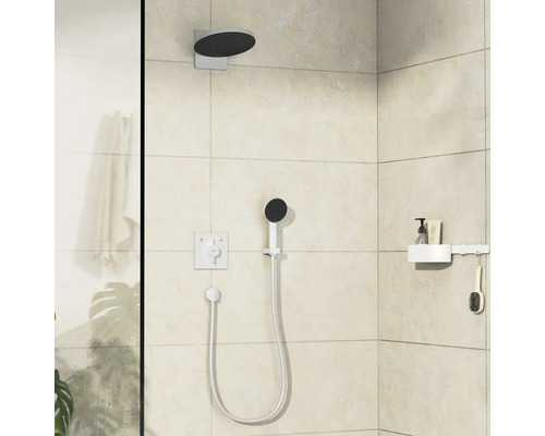 Badezimmer mit Duschkopf, Handbrause, Armatur und Ablage