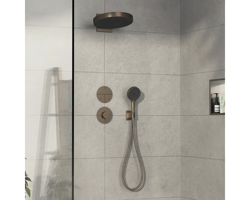 Duschset mit Kopfbrause, Handbrause und Thermostatbatterie in einem Badezimmer.