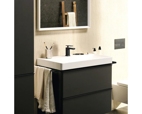 Waschtisch mit Unterschrank, Armatur und Spiegel im Badezimmer