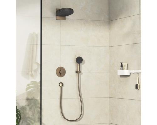 Moderne Dusche mit Kopfbrause, Handbrause und Ablage im Badezimmer