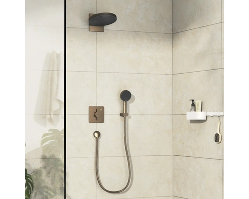 Badezimmer mit Duscharmatur, Handbrause und Ablageregal.