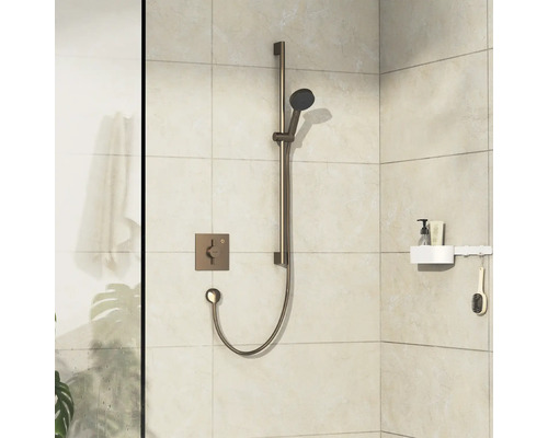 Dusche mit Duschstange und Ablage im Badezimmer