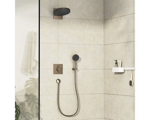 Badezimmer mit Duschkopf und Handbrause an der Wand
