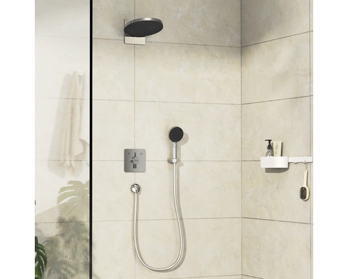 Badezimmerbereich mit Kopfbrause, Handbrause, Brausethermostat und Ablage