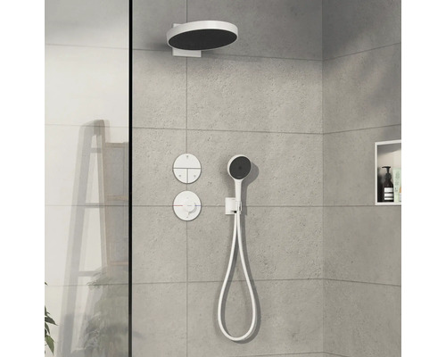 Duscharmatur mit Kopfbrause, Handbrause und Bedienelementen an der Wand