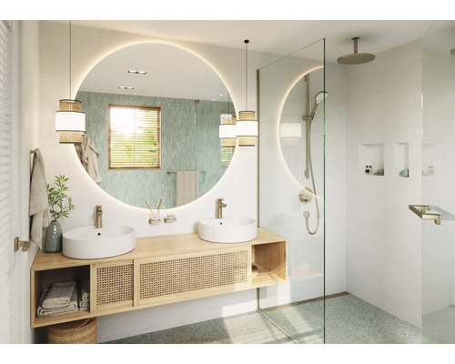 Helles Badezimmer mit Doppelwaschbecken, Spiegel mit Beleuchtung und Dusche mit Glastrennwand