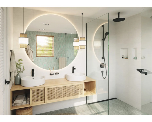 Helles Badezimmer mit Doppelwaschtisch, großem Spiegel mit Beleuchtung und begehbarer Dusche