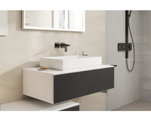 Modernes Badezimmer mit Waschbecken, Unterschrank und Dusche