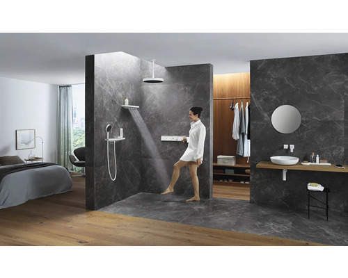 Geräumiges Badezimmer mit Dusche, Waschtisch und offenem Kleiderschrank