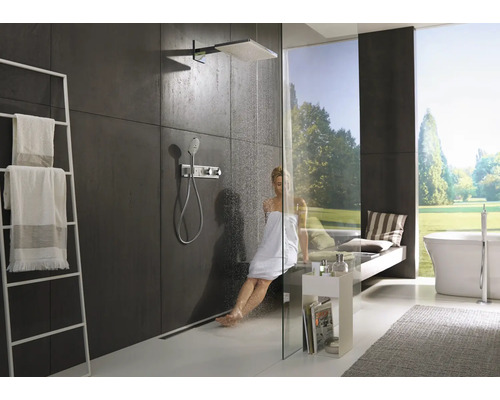 Modernes Badezimmer mit Dusche, Handtuchhalter, Sitzbank und Badewanne vor dem Fenster