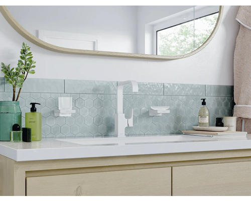 Badezimmerwaschtisch mit Armatur, Spiegel und Accessoires