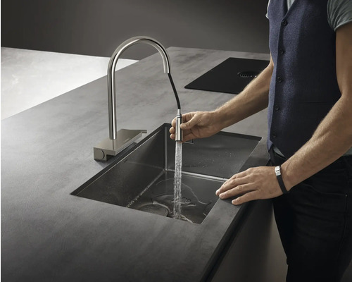 Spültischarmatur mit Ausziehbrause und Spülbecken auf einer Arbeitsplatte